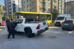 Belediye otobüsü kamyonetle çarpıştı : 1 yolcu yaralandı