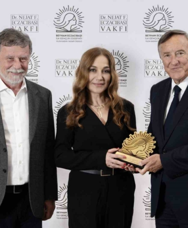 Beyhan Eczacıbaşı İlkgençlik Edebiyatı Yılın Kadın Yazarı Ödülü, Meral Karamuk Uğurşan’ın oldu