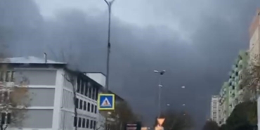 Beylikdüzü’nde 5 saattir devam eden yangın söndürülemedi