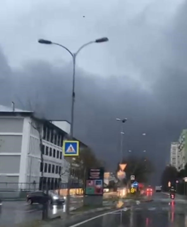 Beylikdüzü’nde 5 saattir devam eden yangın söndürülemedi