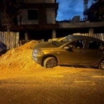 Beylikdüzü’nde bir inşaat firmasının yola döktüğü kum kazaya neden oldu