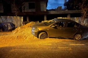 Beylikdüzü’nde bir inşaat firmasının yola döktüğü kum kazaya neden oldu