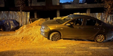 Beylikdüzü’nde bir inşaat firmasının yola döktüğü kum kazaya neden oldu