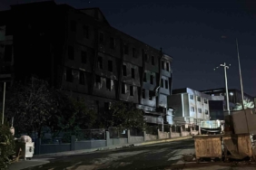 Beylikdüzü’nde yanan fabrikada soğutma çalışmaları devam ediyor