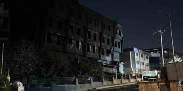 Beylikdüzü’nde yanan fabrikada soğutma çalışmaları devam ediyor