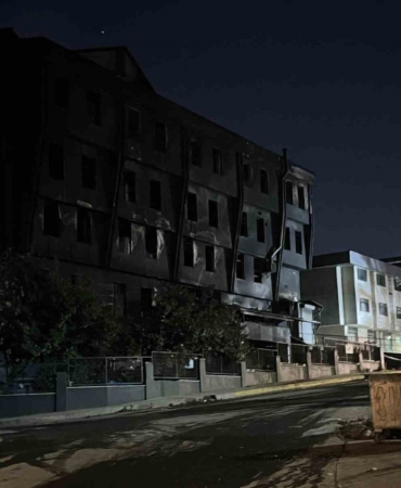 Beylikdüzü’nde yanan fabrikada soğutma çalışmaları devam ediyor