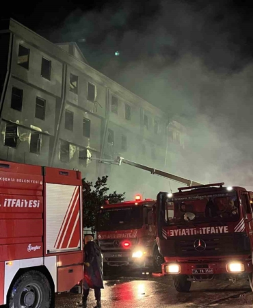 Beylikdüzü’ndeki fabrika yangını 16 saat sonra kontrol altına alındı