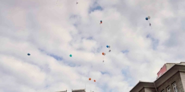 Beyoğlu’nda çocuk haklarının yazılı olduğu balonlar gökyüzüne bırakıldı