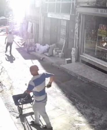 Beyoğlu’nda genç mühendis 4 katlı binanın terasından düştü
