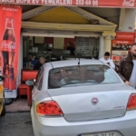 Beyoğlu’nda taksiye alınmayan alkollü şahıs, aracın tekerleklerini bıçakladı: O anlar kamerada