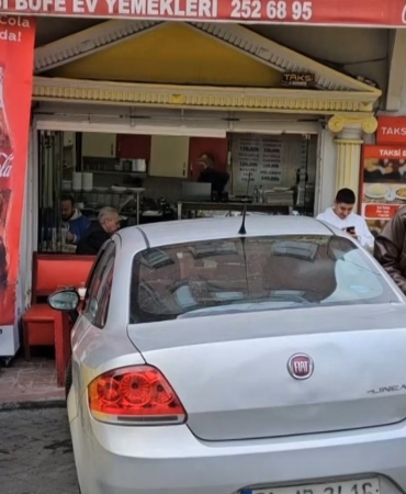 Beyoğlu’nda taksiye alınmayan alkollü şahıs, aracın tekerleklerini bıçakladı: O anlar kamerada
