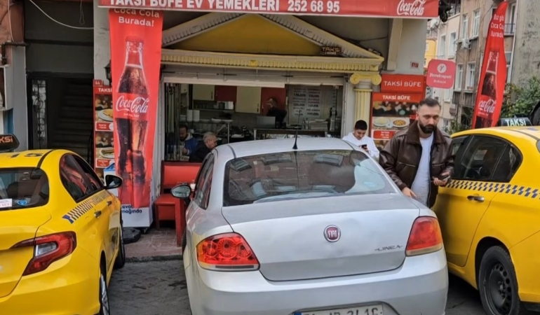 Beyoğlu’nda taksiye alınmayan alkollü şahıs, aracın tekerleklerini bıçakladı: O anlar kamerada