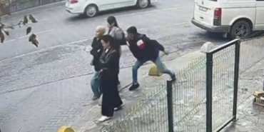 Beyoğlu’nda Türkmenistan’lı kadın turiste kapkaç kamerada
