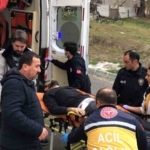 Bıçak çeken oğlunu silahla vurdu