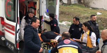 Bıçak çeken oğlunu silahla vurdu