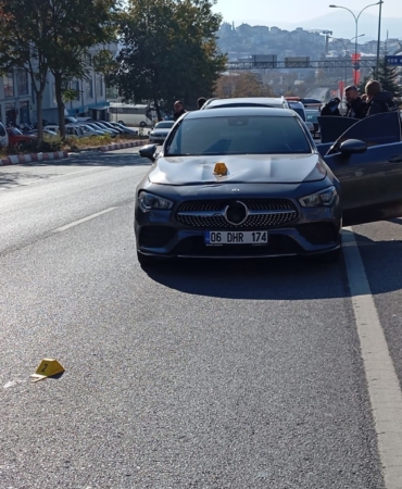 Bilecik’te otomobilin çarptığı yaşlı kadın bir yana, elindeki çantası bir yana savrulurken, kadın hayatını kaybetti