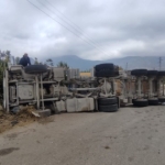 Bilecik’te virajı alamayan kamyon devrilirken, sürücüsü yaralandı