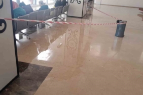 Bilecik’te yeni otogarın tavanı yeniden akarken, alçı tavanda çökme yaşandı