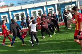 Bitiş düdüğünün çalmasıyla tekme ve tokatlar havada uçuştu