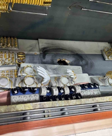 Bodrum katından duvar delerek girdiği kuyumcudan 10 kilogram altın çaldı