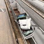 Böyle kaza görülmedi: Kamyonun sıkıştırıp yoldan çıkarttığı tır, beton bariyerlere çarptı