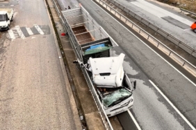 Böyle kaza görülmedi: Kamyonun sıkıştırıp yoldan çıkarttığı tır, beton bariyerlere çarptı