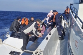 Bozcaada açıklarında 19 kaçak göçmen kurtarıldı, 1 göçmen kaçakçısı yakalandı