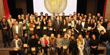 Bozüyük Belediye Tiyatrosu ödülü, Başkan Bakkalcıoğlu’na takdim etti