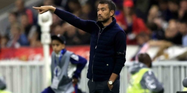 Bronckhorst, değişikler için son yarım saati tercih ediyor