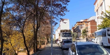 Bu aydınlatma direği onarım bekliyor