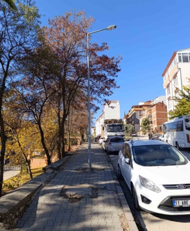 Bu aydınlatma direği onarım bekliyor