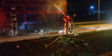 Bursa’da domates yüklü kamyon alevlere teslim oldu