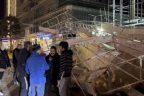 Bursa’da fırtına binanın iskelesini devirdi, araçlara zarar verdi
