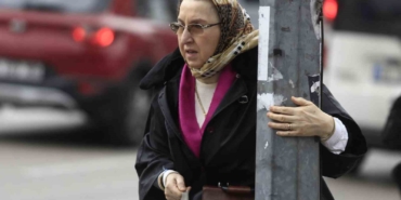 Bursa’da fırtınada vatandaşlar uçmamak için direk ve ağaçlara tutundu