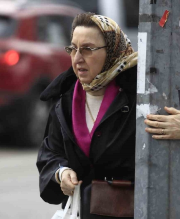 Bursa’da fırtınada vatandaşlar uçmamak için direk ve ağaçlara tutundu