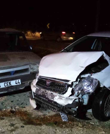 Bursa’da iki otomobil kafa kafaya çarpıştı: 6 yaralı