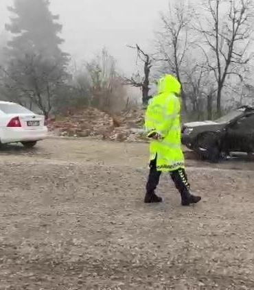 Bursa’da kar yağışıyla hayat durdu...İlçe yolları kapandı, ekipler açmaya çalışıyor