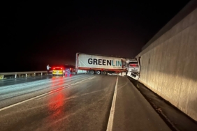 Bursa’da kontrolden çıkan tır, yol kenarındaki istinat duvarına çarptı