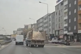 Bursa’da moloz yüklü kamyon tehlike saçtı