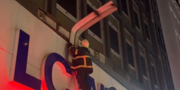 Bursa’da şiddetli lodos hayatı felç etti: Tabelalar uçtu, ağaçların dalları kırıldı