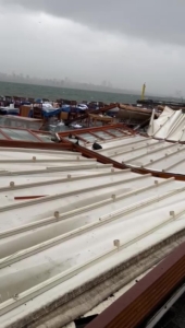 Büyükada’da şiddetli rüzgardan iki restoranın çatısı yıkıldı