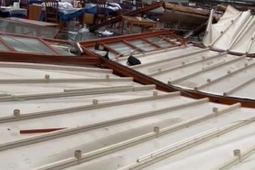 Büyükada’da şiddetli rüzgardan iki restoranın çatısı yıkıldı