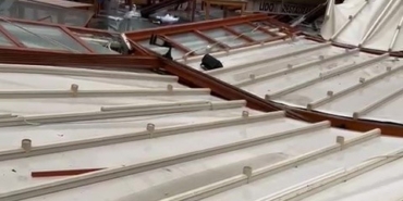 Büyükada’da şiddetli rüzgardan iki restoranın çatısı yıkıldı