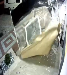 Büyükçekmece’de şiddetli rüzgar nedeniyle çadır uçtu