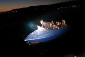 Çanakkale açıklarında sürüklenen teknedeki 17 kaçak göçmen kurtarıldı