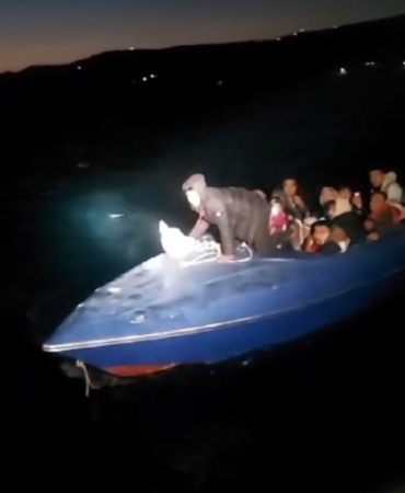 Çanakkale açıklarında sürüklenen teknedeki 17 kaçak göçmen kurtarıldı