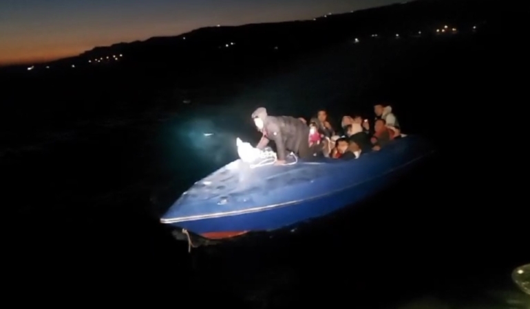 Çanakkale açıklarında sürüklenen teknedeki 17 kaçak göçmen kurtarıldı