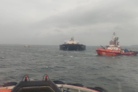 Çanakkale Boğazı’nda makine arızası yapan gemi güvenli bölgeye demirletildi, boğaz çift yönlü trafiğe açıldı