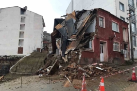 Çanakkale’de atıl vaziyetteki 2 katlı bina çöktü
