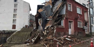 Çanakkale’de atıl vaziyetteki 2 katlı bina çöktü